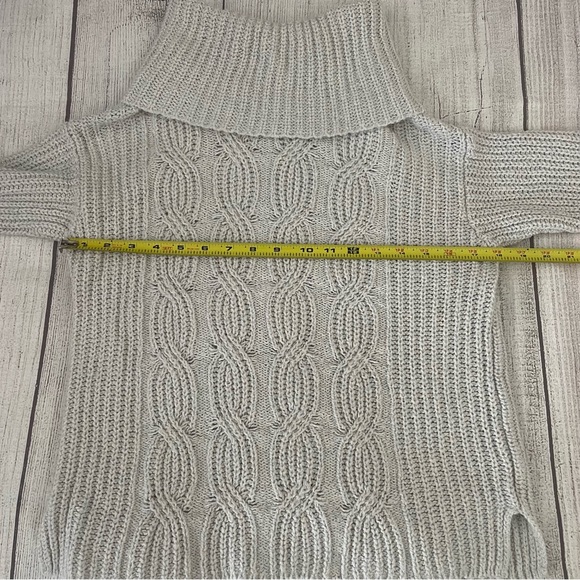 OLD NAVY Women’s Cable Knit Turtleneck Sweater Light Gray Ivory Size Medium - Picture 3 of 6